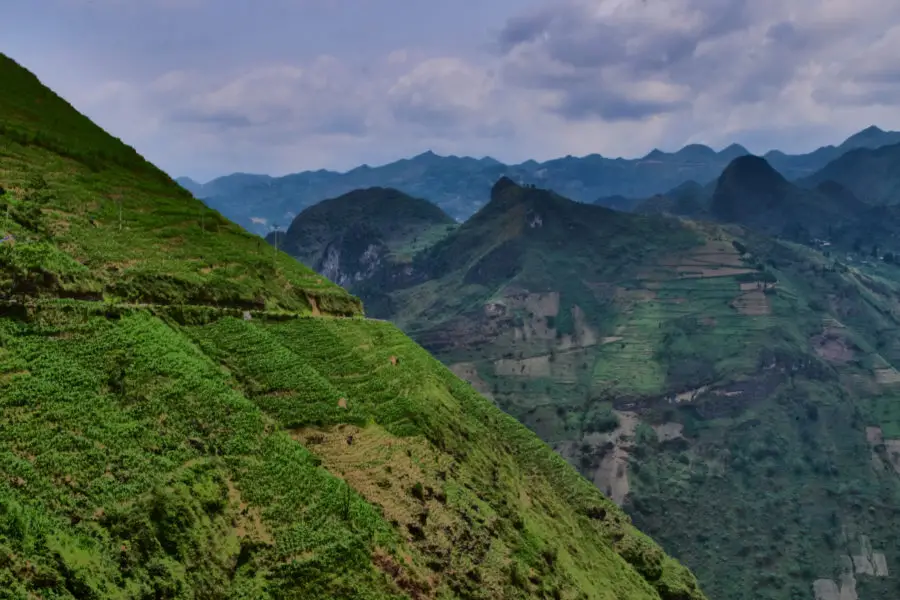 A road across Ma Pi Leng mountain pass looking from the Meo Vac end