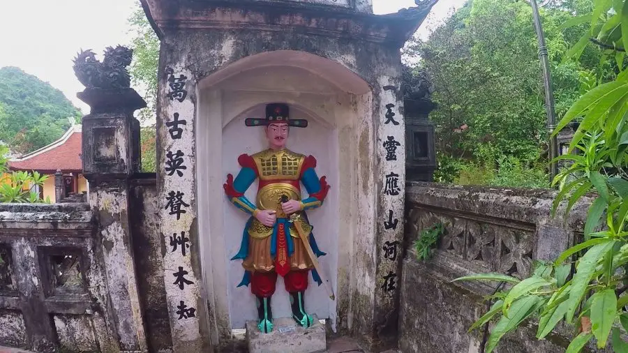 A chinese style statue at Thien Tru Pagoda 